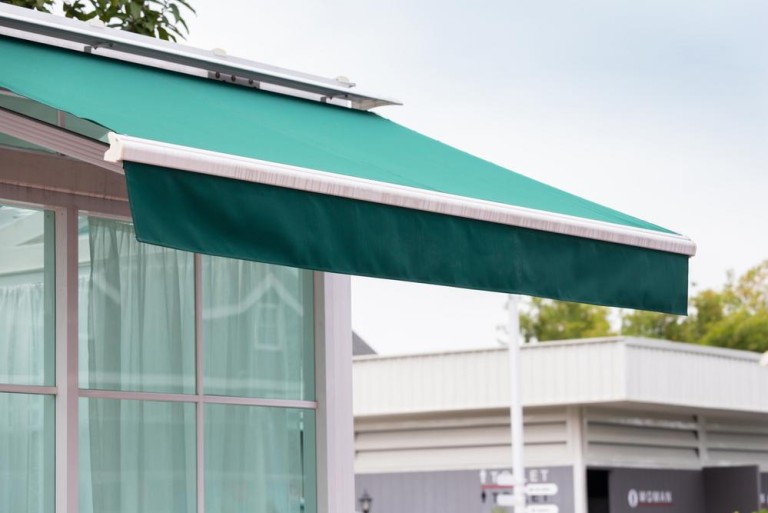 Pose de stores à Clermont : quel modèle pour votre maison ?